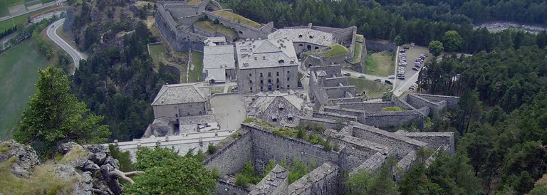 Il Forte di Fenestrelle e il Lago di Laux: un magico specchio d’acqua